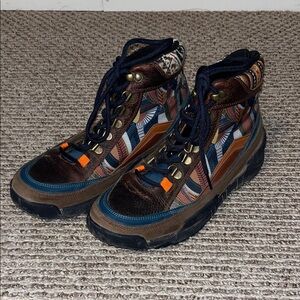 Inkkas Stylish Multicolor Hiking Boots